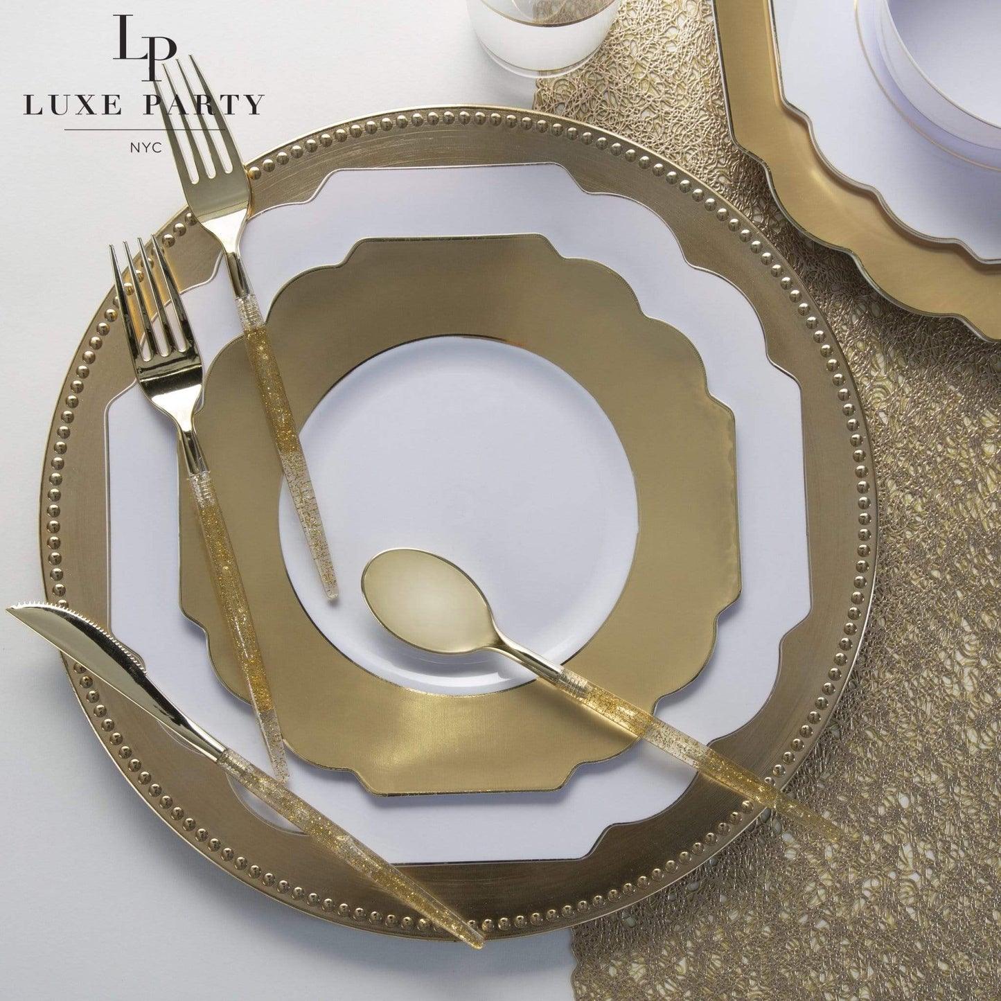 Scalloped Plastic Plates • White • Gold trim | 10 Pack