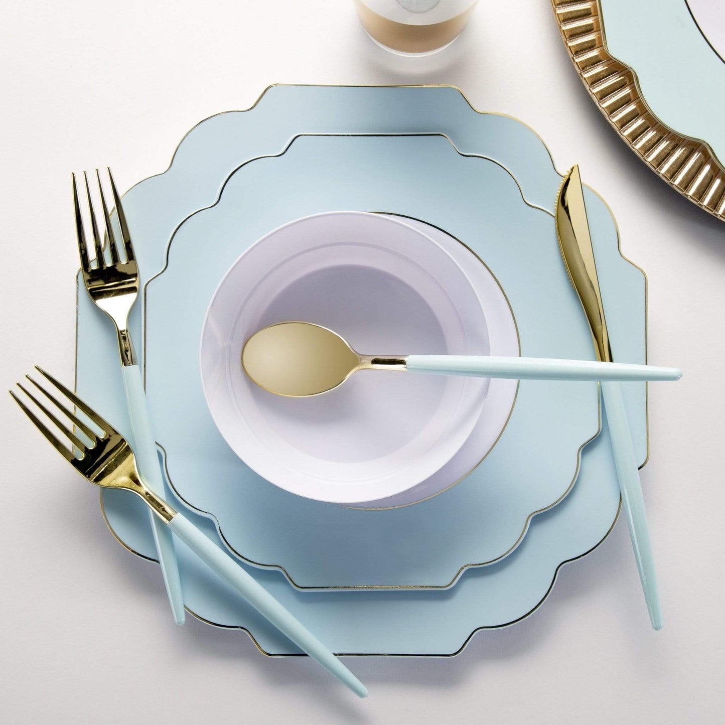 Scalloped Plastic Plates Mint • Gold | 10 Pack