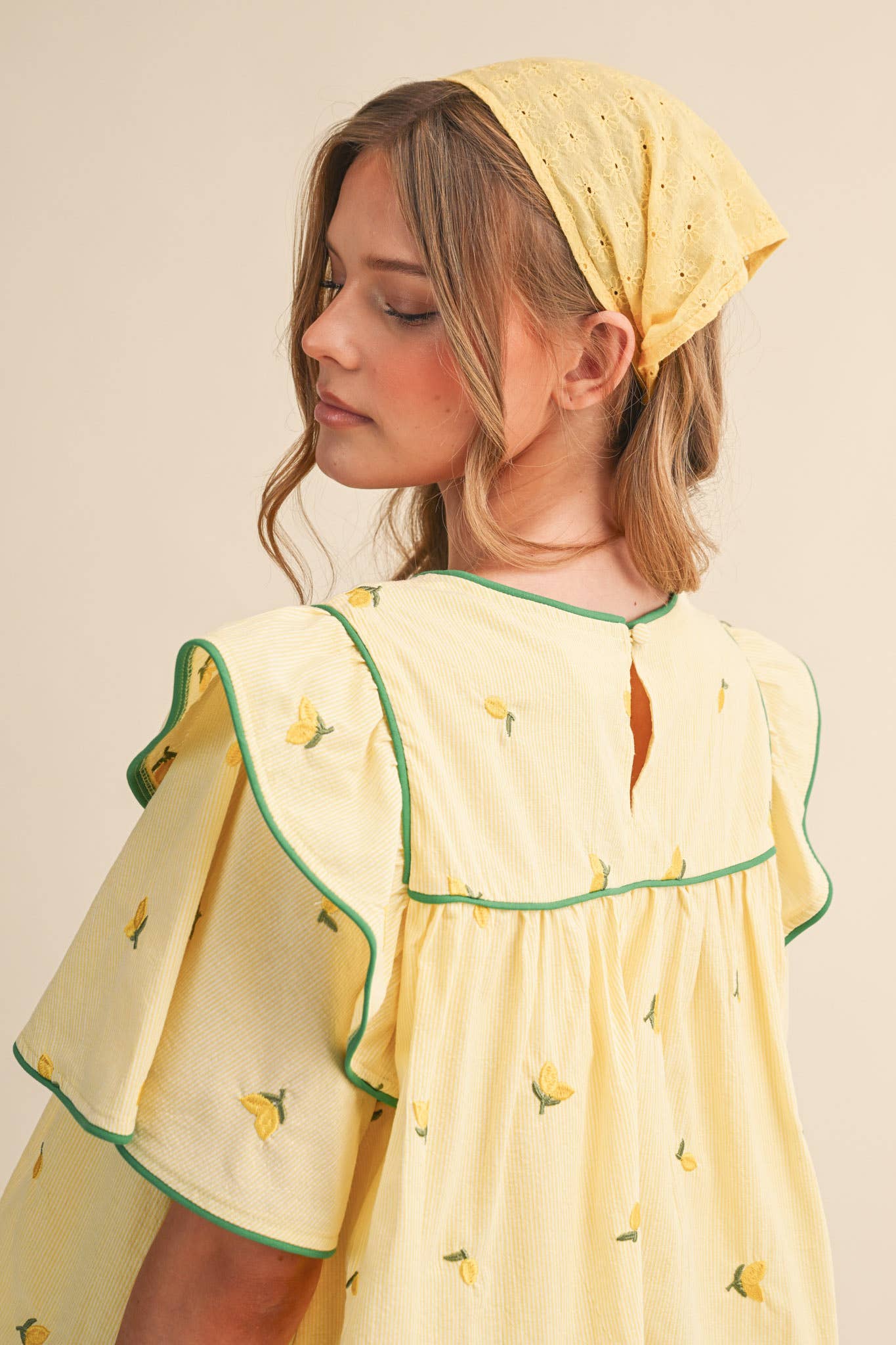 LEMON EMBROIDERY CONTRAST PIPING TOP