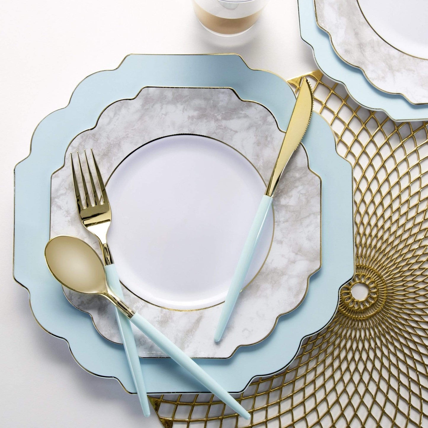 Scalloped Plastic Plates Mint • Gold | 10 Pack